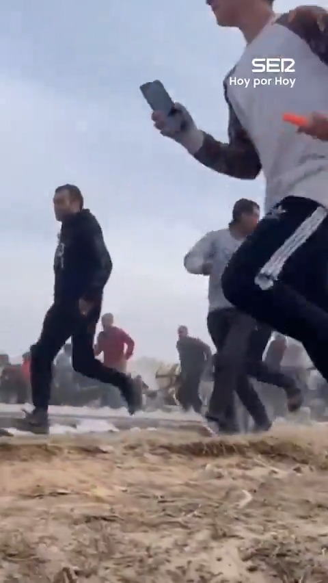 Que no se nos olvide lo que está ocurriendo en Gaza. Lo que Israel está haciendo en Gaza. Porque puede suceder lo que sucede en las guerras: que se normalicen las matanzas. 🎙️ El arranque de Àngels Barceló y José Luis Sastre las 08:00 de Hoy por Hoy.