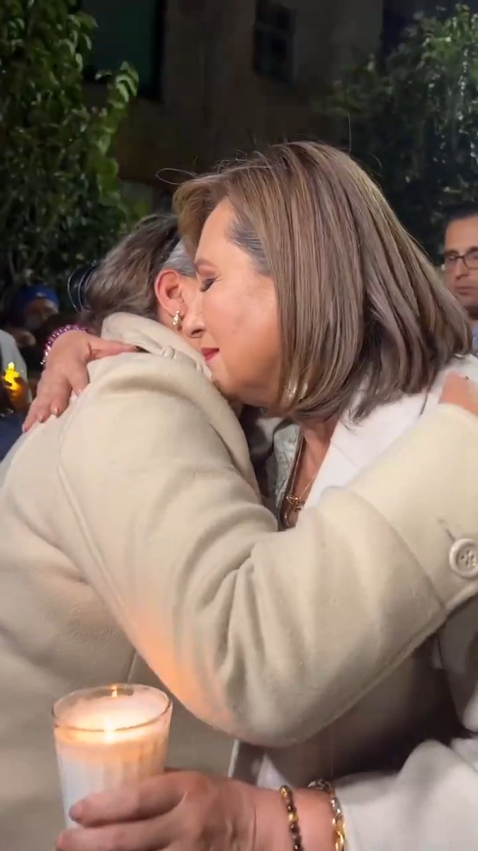 Al abrazar a Patricia abrazo a miles de familias mexicanas que sufren por la violencia y la inseguridad. Yo sí pondré a las víctimas y sus derechos como prioridad nacional. Con el dinero que le quitemos a los criminales, crearé el Fondo Nacional de Atención a Víctimas. Vamos por un #MxSinMiedo.
