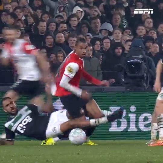 Verbazing rondom onbesuisde tackle van Peersman op Stengs: 🗣️ "Het is een risico op letsel. Kijk even hoe het met Stengs afloopt."