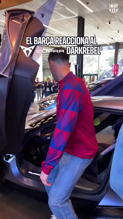 Lewandowski creu que seria el més ràpid conduint el CUPRA DarkRebel ⚡️ Esteu d'acord @fcbfemeni, @fcbbasket, Barça Hoquei, Barça Handbol i Barça Futbol Sala? 😝