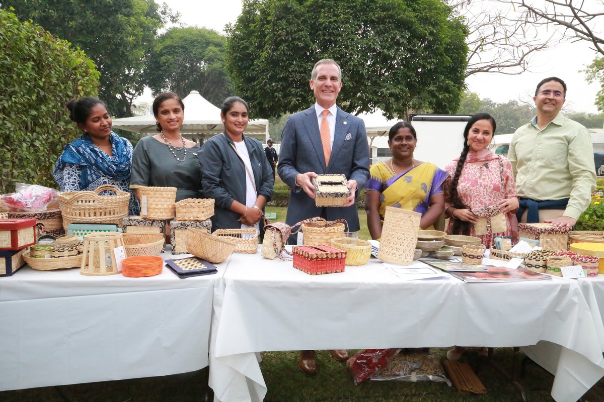 As we begin #WomensHistoryMonth, thrilled to attend @USAID's inaugural #ShePreneur Mela, which brought together dozens of women entrepreneurs from across India to market their products & share their stories! Today & every day, join us in celebrating women who break barriers & to pave the way for a future of equality and empowerment. #PavingTheWay #USIndiaFWD