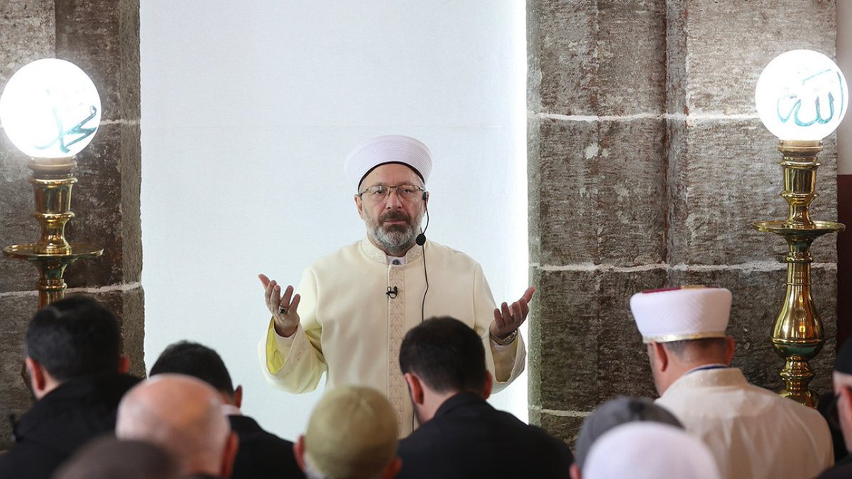 “İlahi Ya Rabbi! Kudüs’te, Filistin’de, Mescid-i Aksa’da yurdunu, yuvasını, evini korumak için mücadele eden Müslüman kardeşlerimiz var, zalimlere karşı onlara yardım eyle, Vermiş oldukları mücadelede kendilerine zaferler nasip eyle, Zalim işgalcileri kahru perişan eyle Ya Rabbi!” Samsun İlkadım Büyük Camii ve ülkemizin bütün camilerinde Cuma namazında aziz şehitlerimiz, Gazze, Doğu Türkistan ve dünyadaki tüm mazlumlar için dualar ettik. Yüce Rabbimiz kabul eylesin.