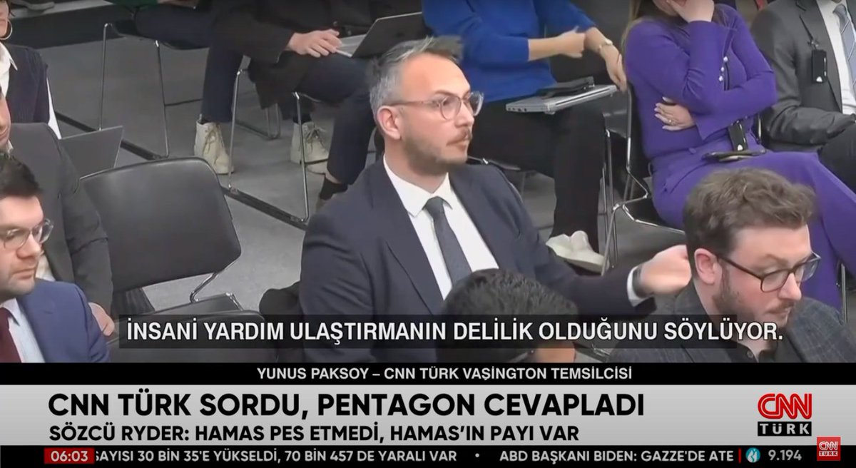 İsrail ordusunun, insani yardım için bekleyen Filistinli sivillere ateş açması üzerine Pentagon Sözcüsü Tümgeneral Ryder’a sordum +Bugün yaşananın trajik bir olay olduğunu söylemiştiniz. Açıkçası, kim aksini düşünebilir ki? Bir parça yiyecek almaya çalışırken sivillere ateş ediliyor. Ama biri var. İsrail Ulusal Güvenlik Bakanı, IDF'nin mükemmel hareket ettiğini ve Filistinli sivillere insani yardım ulaştırmanın delilik olduğunu söylüyor. Başkan Biden, Gazze'nin gelişigüzel bombalandığını çok açık bir şekilde ortaya koydu ve siz de İsrailli mevkidaşlarınızla konuştuğunuzu söylüyorsunuz, ama eğer konuştuğunuz hükümet buysa, ortaya çıkan bir sonuç var mı? -O kişi adına konuşamam +Aylardır bu görüşmeleri yapıyorsunuz. Ancak sonuç sahada pek farklı görünmüyor. Öyleyse ABD Savunma Bakanlığı'nda "İsrailli mevkidaşlarımızla konuşma şeklimizi değiştirmemiz gerek" diye bir aciliyet hissi var mı? -Bakın, İsrailli mevkidaşlarımızla nasıl iletişim kurduğumuz ve Gazze halkına insani yardım konusunda destek verme ve onların güvenliğinin sağlanması yönündeki çabalarımız konusunda oldukça şeffaf davrandığımızı düşünüyorum. Ancak tüm bunlarda Hamas'ın da payının olduğunu bir kez daha kabul ediyoruz. Hamas pes etmedi, silahlarını bırakmadı ve hâlâ İsrail'e saldırı ve operasyon düzenleme tehdidinde bulunuyor. İsrail'in askeri operasyon planlarını açıklamayacağım. Günlük olarak yaptıkları belirli operasyonları anlatmayacağım, ancak bazı yaklaşımlarını ve operasyonları yürütme şekillerini değiştirdiklerini gördük. Ancak yine altını çizdiğim gibi çok fazla sivil öldürüldü. İsraillilerle istişareye devam edeceğiz ve onlardan uluslararası insancıl hukuka ve silahlı çatışma hukukuna uymalarını bekleyeceğiz.