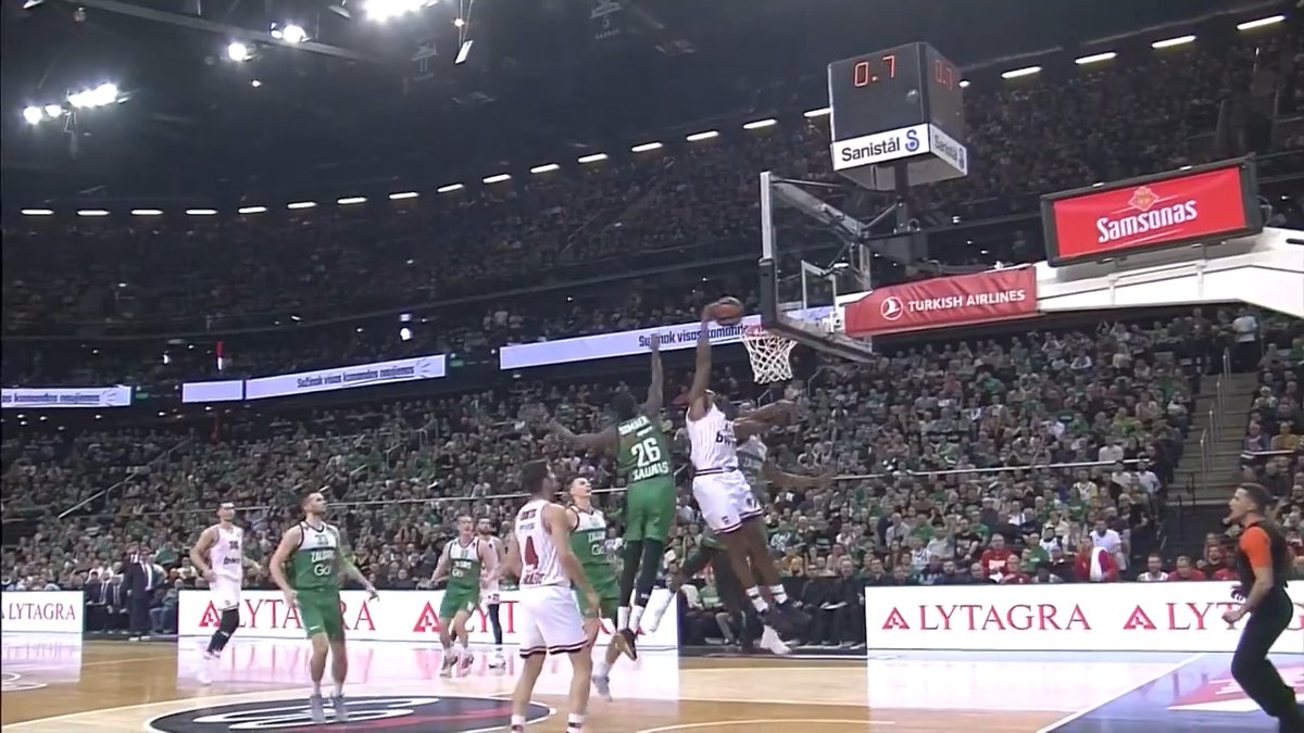 .Shaquielle McKissic finishing the half with a CRAZY SLAM 🚀 #MotorolaMagicMoment I motorola