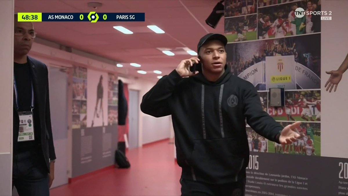 Kylian Mbappé fue sustituido en el entretiempo de Monaco vs PSG. ¿La reacción? En lugar de ir al banco de suplentes, se cambió su ropa y fue al palco a terminar de ver el partido. ¿Qué opinan? 🤔