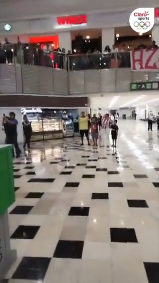 Por poco se lo lleva la vrg a este aficionado del América 😂 ¡Vamos CHIVAS!