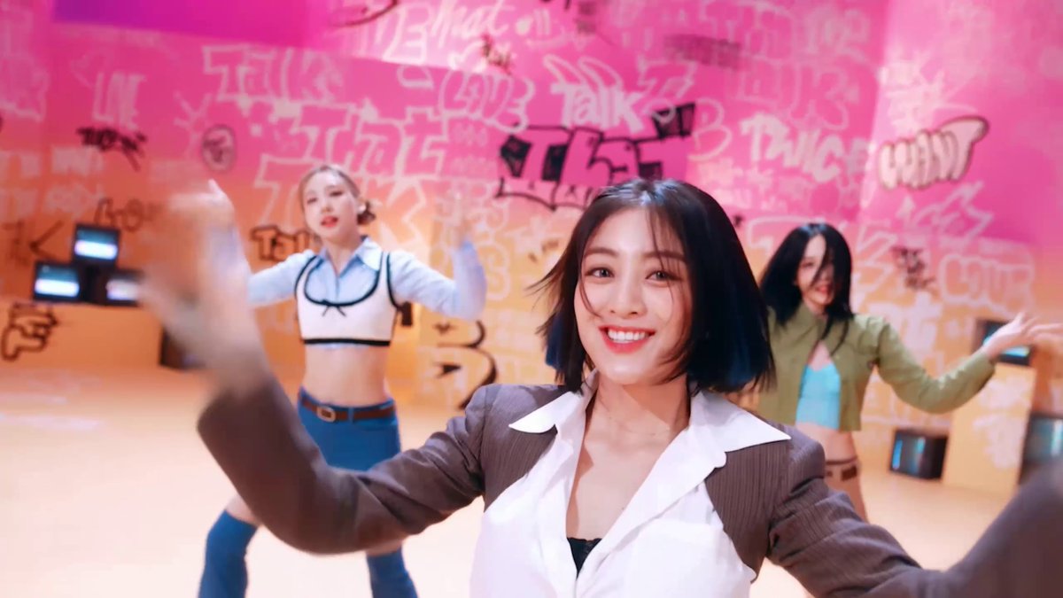 You know K-pop is dead when the 'kpoppiest kpop song that kpopped in recent kpop times' didn't win a single music show trophy