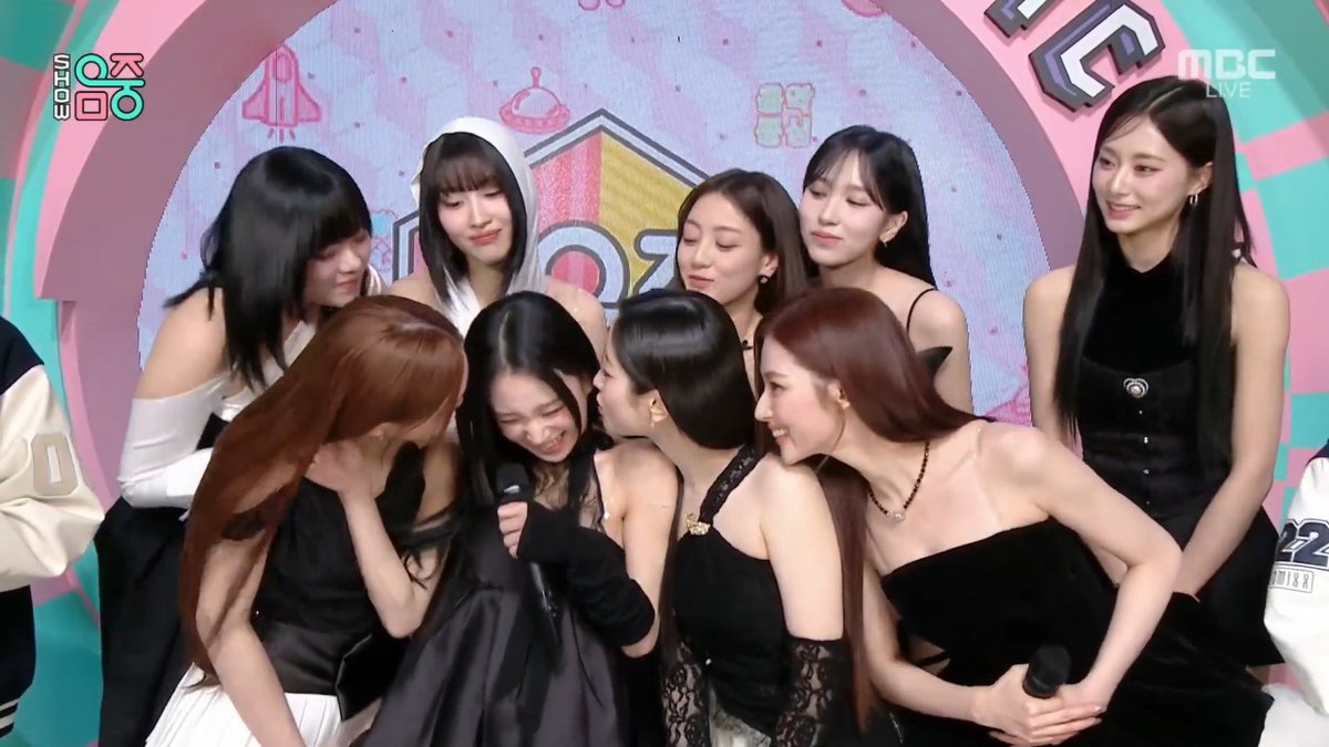The members trying to seduce(?) Chaeyoung 😭😭