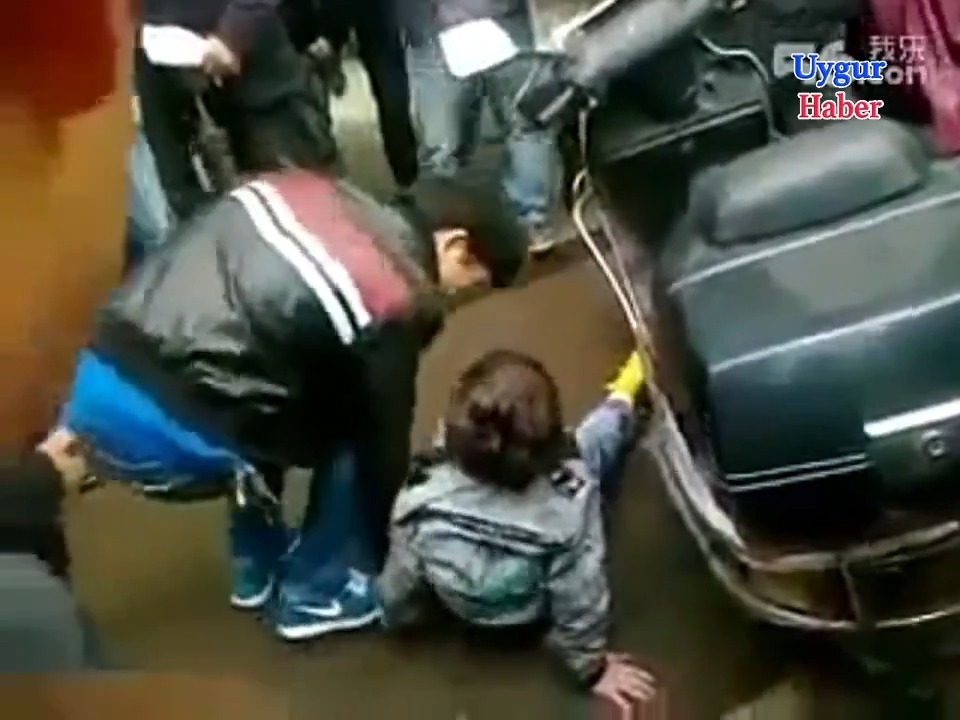 Bir zamanlar DoğuTürkistan'dan Uygur çocukların Çin'e kaçırılarak organ mafyalarına satılması, hırsızlık, yan kesicilik ve uyuşturucu kuryeliği gibi suçlar için kullanılması, ciddi bir sorun haline gelmişti. Küçük yaşta ailesinden kaçırılan çocuklar, dillerini bilmedikleri bir yabancı toplum içinde yardım isteme ve kendilerini savunma imkanlara sahip değillerdi. Kötü emellere alet edilen ve kendini savunamayan bu çocuklar yakalanırlarsa acımasızca dövülürdü. Karakola teslim edildiklerinde ise dillerini anlamadıkları bahanesiyle uğraşmak istemeyen polisler tarafından genellikle "serbest" bırakılır ve yine acımasız “patronlarının” ellerine düşerlerdi. Yetkililer tarafından mücadele ve önlem almak istenmeyen bu endişe verici durum, devlet kontrolündeki medyalar tarafından Uygur gençlerinin ülke genelinde hırsız, yan kesici veya gaspçı olarak tanıtılmasına kadar ilerlemişti. İlham Tohti, devlete bu durumun önlenmesiyle ilgili çağrılarda bulundu. Çin'in neresinde bu tür çocukların durumuyla ilgili bir haberi duyarsa, derhal o bölgeye koştu. "Uyghurbiz" portali aracılığıyla bu çocukları kurtarmaya ve aileleriyle yeniden bir araya getirmeye çalışırdı. İlham Tohti'nin bu çabaları ve hükümete yönelik çağrıları sonucunda, Uygur Özerk Bölge hükümeti nihayet bu konuya az da olsa ilgi göstermeye başlamıştı. İlham Tohti Uygur gençlerinin maruz kaldığı bu tehlikeli durumla mücadele için harekete geçilmesine öncülük etmişti. Eskiden bu tür acımasızlıklara seyirci kalan Çin hükumeti, şu an tüm Doğu Türkistan genelinde Uygur genç ve çocuklara karşı baskı ve asimilasyon siyasetlerini kendi eliyle yürütüyor.