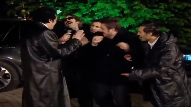 Koyu Bilal'in Müslüm Gürses'i görünce zengin diye jilet yerine tıraş makinesi kullanması :))