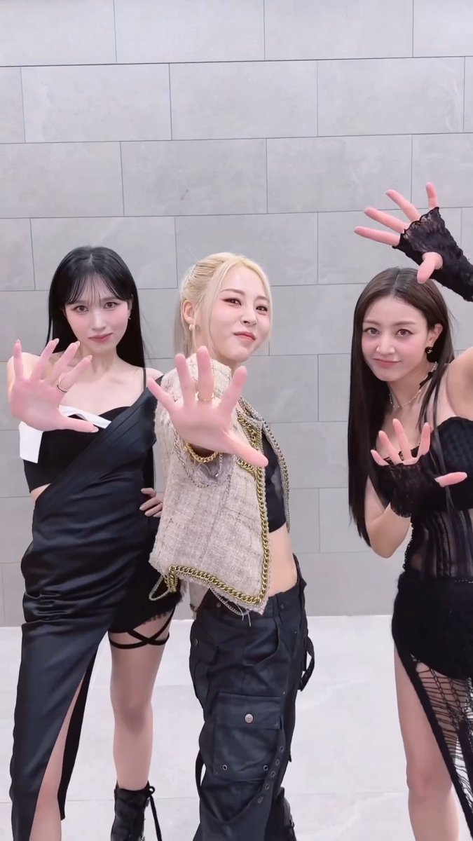 MINA AND JIHYO 'TOUCHIN &amp; MOVIN' CHALLENGE WITH MOONBYUL