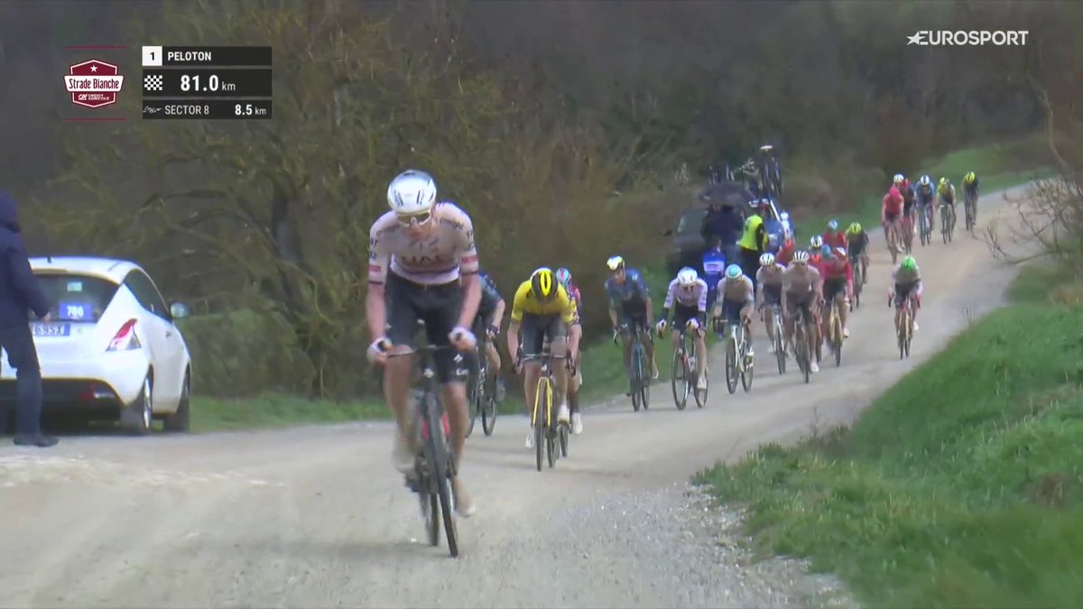 El fantasma de la grupeta: - "No he tocado la bici desde septiembre" El fantasma en su primera salida: - (...) #StradeBianche 🇮🇹