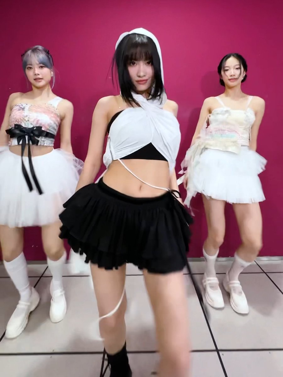 MOMO IS JUST TOO GOOD SHE'S THEE MAIN DANCER