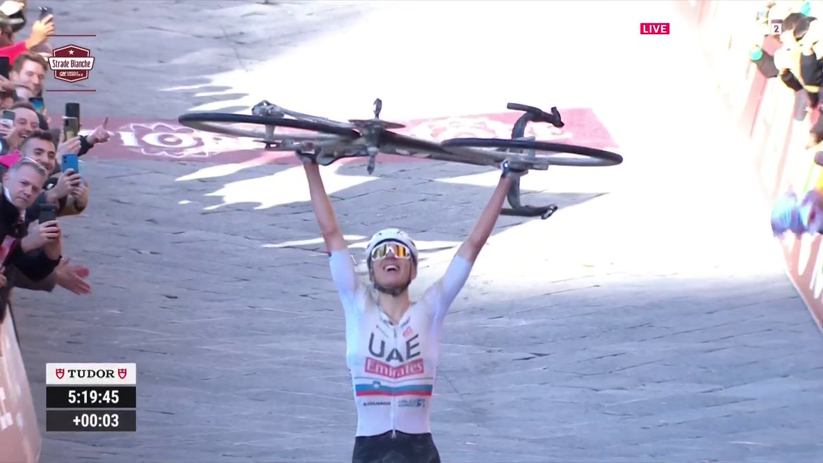 Chocando manos, sonriendo, con tiempo para entrar con la bicicleta a hombros… Show y carisma para dar y regalar. Primer día de competición y primera exhibición para la historia, una más en un currículum que asusta #StradeBianche
