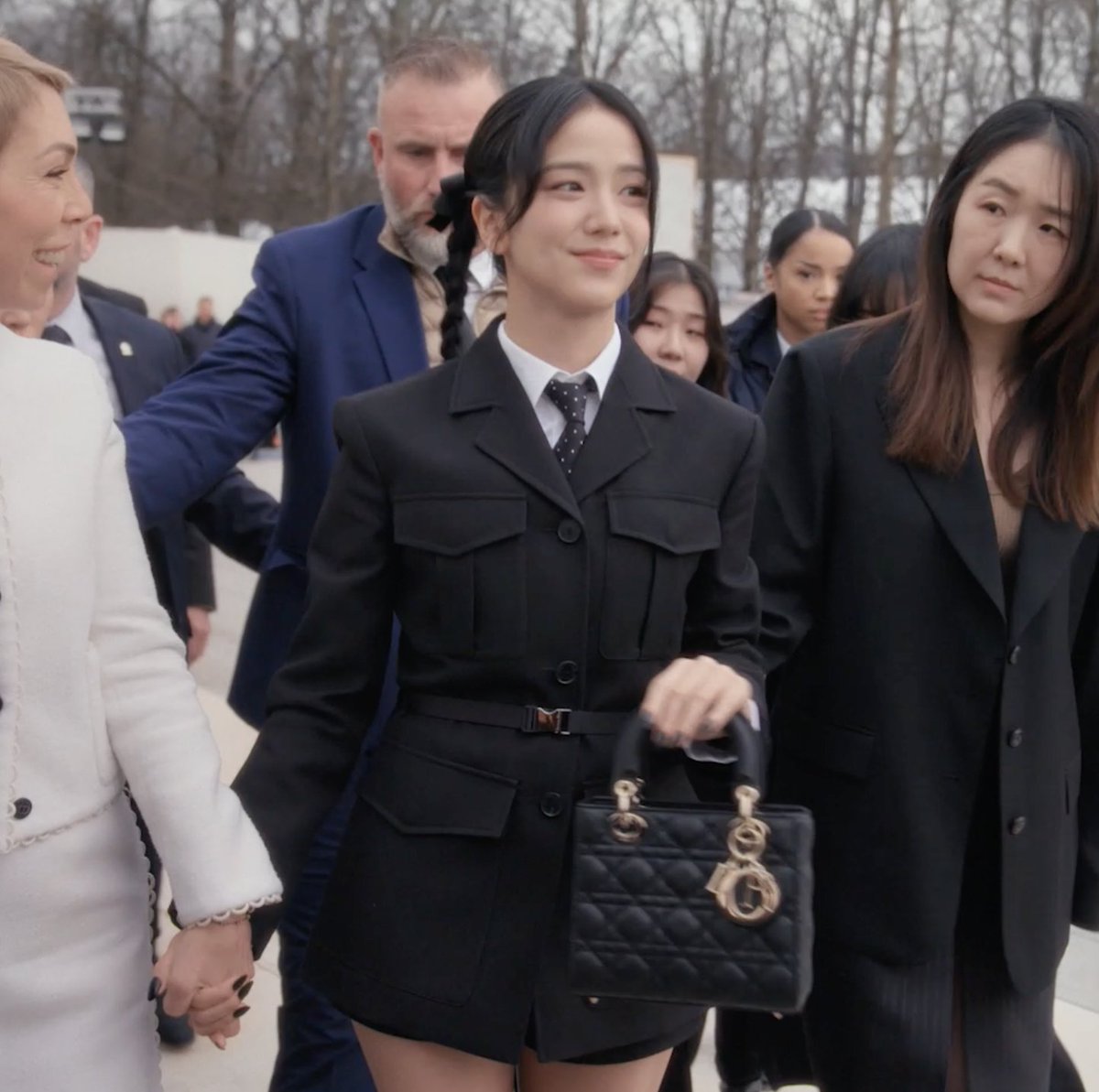 With attendees including Dior global ambassador JISOO, Dior ambassadors like Deva Cassel and XIN LIU 刘雨昕, and House friends such as @Rosalia and Maisie Williams, discover what a selection of #StarsinDior had to say about #DiorAW24 by Maria Grazia Chiuri.