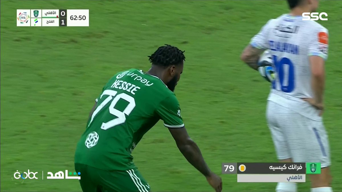 الحكم اكتفى بالكرت الأصفر في هذه الحالة ولم يطرد كيسيه لو كان القرار بيدك وش بيكون ؟ 🤔 #الاهلي_الفتح #دوري_روشن_السعودي