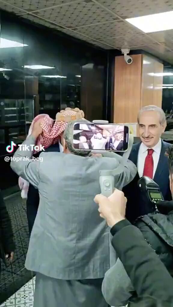 Yeniden Refah Partisi Şanlıurfa Büyükşehir Belediye Başkan Adayı Mehmet Kasım Gülpınar, bugün Akçakale’de Başkan Adayı Mehmet Yalçınkaya’nın seçim ofisinin açılışında bölgenin yöresel kıyafetleri olan kefi ve ıgal giyerek açılışa katıldı.