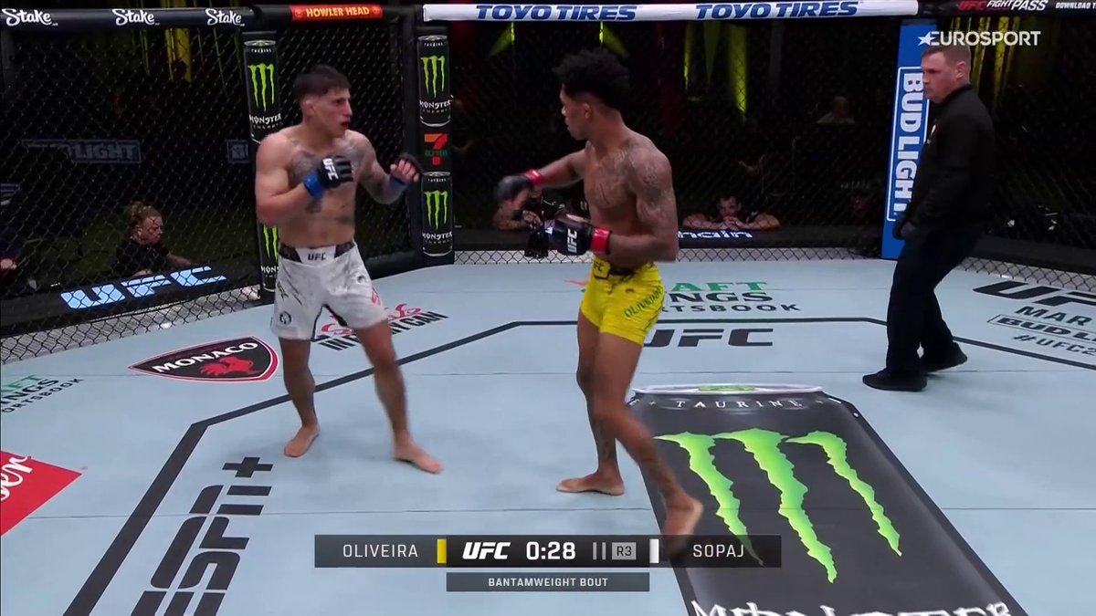 UN 𝐊𝐎 QUE NOS HA DEJADO SIN PALABRAS... 🤯🤯🤯 💥 Vinicius Oliveira logra uno de los Knock-out del año con este tremendo rodillazo sobre Bernardo Sopaj. #UFCVegas87 | #UFCEurosport