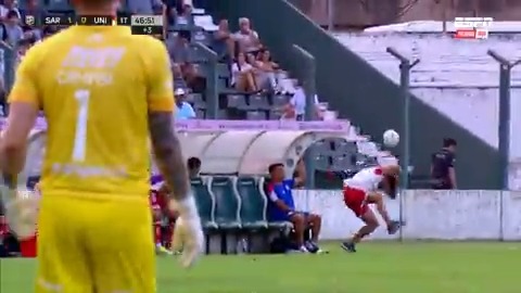 ⚠️🇦🇷 El entrenador de arqueros de Unión quiso saltar para agarrar la pelota y se ABRIÓ LA CABEZA con el TECHO del BANCO DE SUPLENTES.