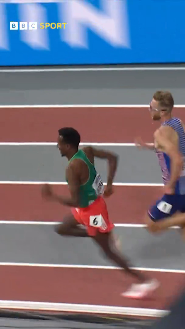 Josh Kerr winning 3000m gold in front of home support 🏴󠁧󠁢󠁳󠁣󠁴󠁿🤩 #WorldIndoorChamps