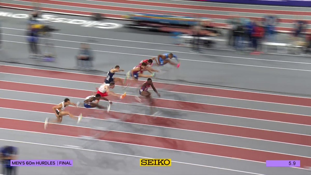 🥉 Le bronze fait son bonheur ! 🇫🇷 Just Kwaou-Mathey a su saisir sa chance et monte sur la 3e marche du podium en finale du 60 m haies, en 7’’47 ! Les #WorldIndoorChamps sont à suivre le soir sur France 4 et le matin sur