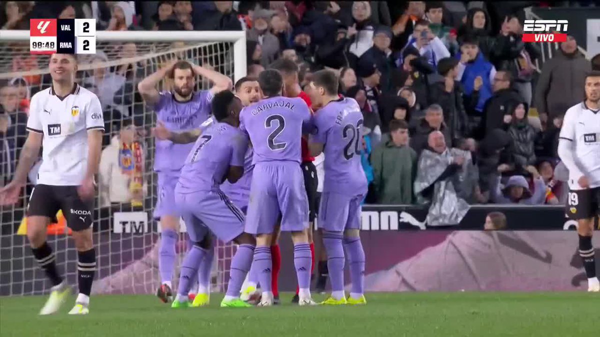 😳🇪🇸 EL ÁRBITRO FINALIZÓ EL PARTIDO EN EL CENTRO QUE TERMINABA EN EL 3-2 DEL REAL MADRID. INCREÍBLE.