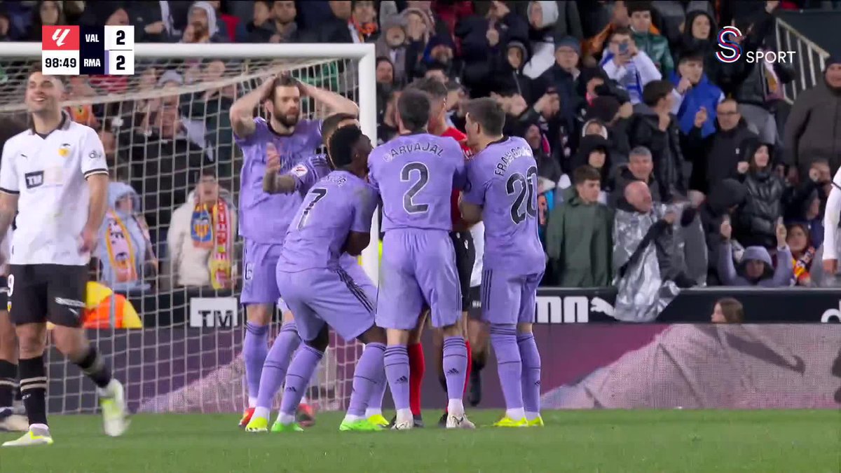 Valencia-Real Madrid maçında film gibi son! Real Madrid, Valencia karşısında 90+9'da Jude Bellingham ile galibiyet golünü attığı sırada hakem maçı bitiriyor ve saha karışıyor. 👀