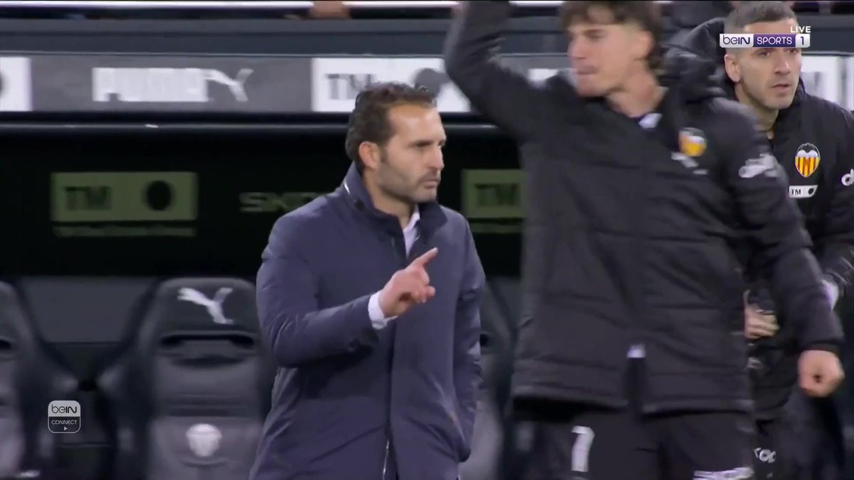 الحكم الاسباني خيل مانزانو يطلق صافرة نهاية مباراة فالنسيا وريال مدريد قبل أن يحولها بيلينجهام داخل المرمى أنت الحكم.. هل الهدف صحيح أم لا؟
