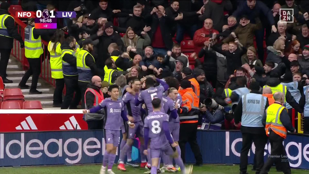 El árbitro del Nottingham Forest-Liverpool escogió una manera distinta de la de Gil Manzano para terminar el partido después del último córner.