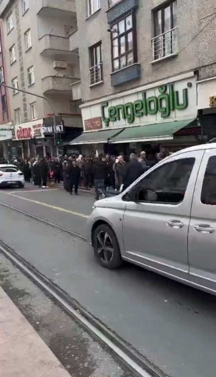 Akp’nin kalesi Güngören’de bir özel işletme ete indirim yapınca kapısında uzun kuyruklar oluştu. Utanması gereken siz değilsiniz belki ama uyanması gereken kesinlikle sizlersiniz! Bir an önce uyanmanız dileğiyle…