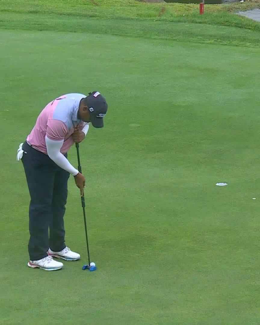 CLUTCH! 😲 Robin Tiger Williams saves par to maintain his two shot lead! #SDCChampionship