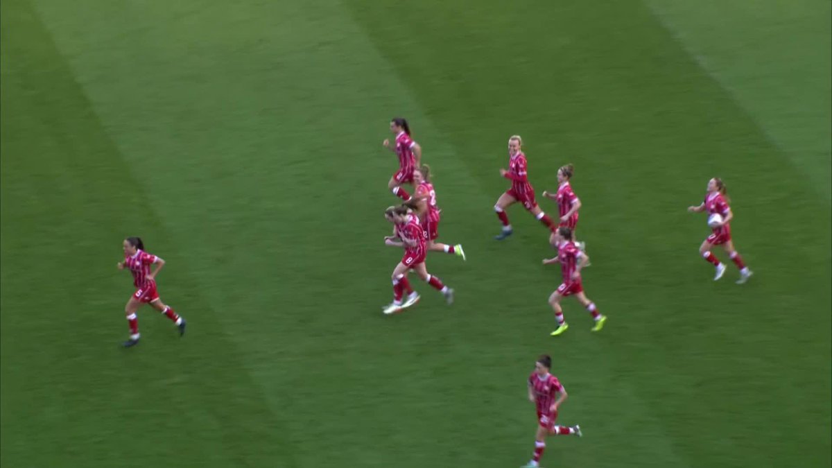 What a free-kick from Megan Connolly 😱 #BarclaysWSL Bristol City Women