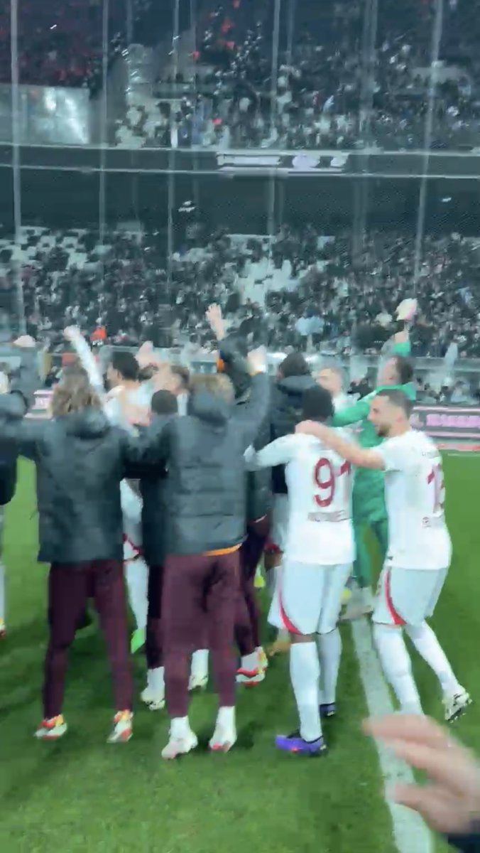 Beşiktaş sustu, bizi dinliyor! 🤫 1 2 3 CİMBOMBOM! 🙌🔊 #BJKvGS