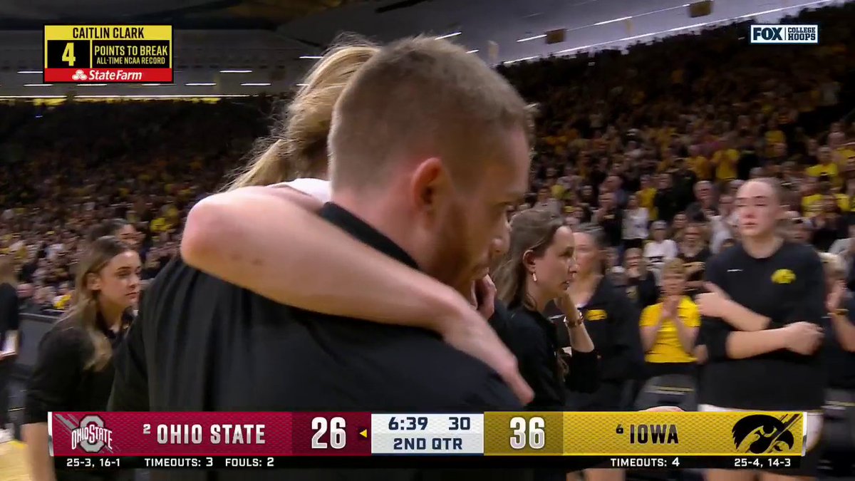 After suffering an injury to her right leg, Molly Davis is carried off the court! Prayers up for Molly! 🙏