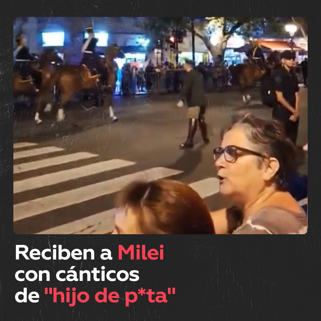 Una multitud gritaba “hijo de p*ta”, mientras el presidente de Argentina, Javier Milei, recorría las calles de Buenos Aires este sábado, 2 de marzo, rumbo al Congreso Nacional.