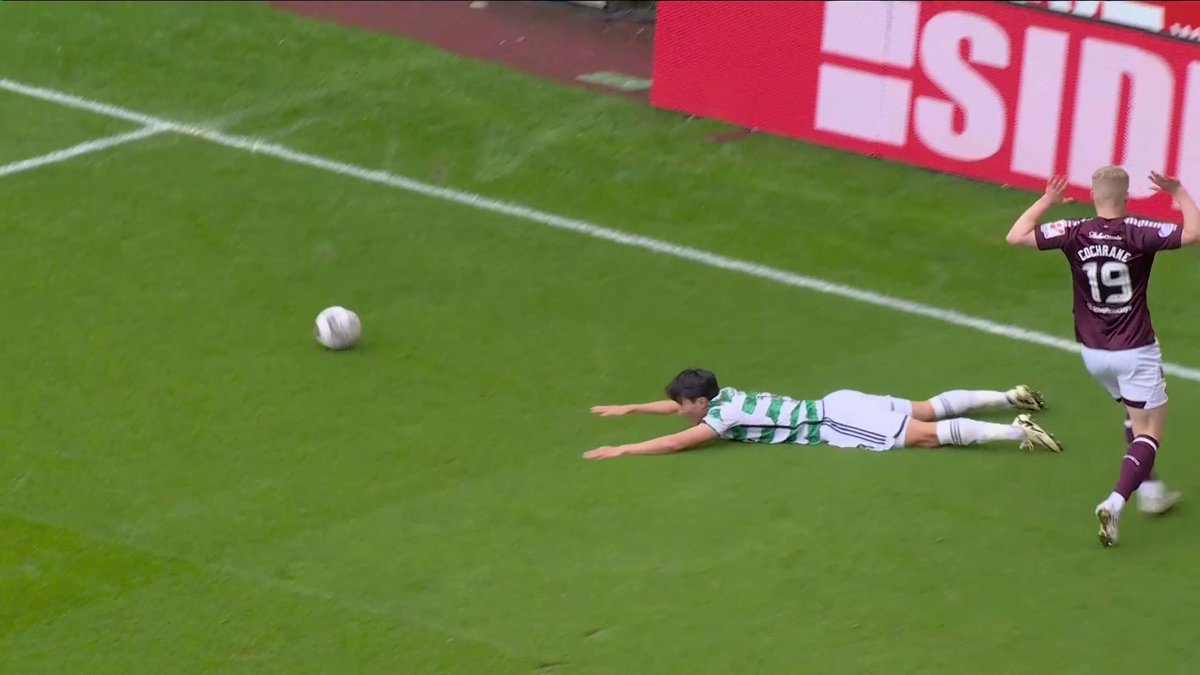 😲 "The Celtic player goes into Cochrane..." 🟥 "He's unlucky as he's genuinely going to get the ball..." 🖐️ "That's a bad decision, what's he supposed to do with his arm?" Ref Watch assesses Celtic's incident-packed defeat at Hearts 🔽