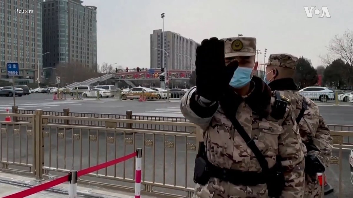中国一年一度的“两会”4日登场。北京重要场所周围保安严密。中国政协年度会议4日在北京的人民大会堂开幕。中国政协并没有立法权,其职责是进行调研并向5日开幕、被称为“橡皮图章”的全国人大提出建议。中国人大会议新闻发言人4日宣布,今年人大闭幕后不举行总理记者会。 相关: