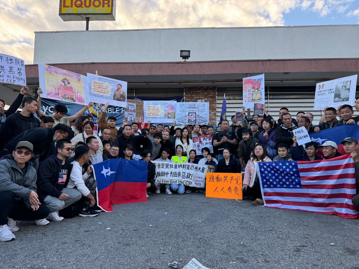 来自中国的异议人士和新老移民3月3日在洛杉矶举行集会，抗议中共召开两会，呼吁人权和自由。中国民主党常务副主席界立建说：“中国两会所谓的‘代表’，不代表我们，只代表赵家利益集团，代表独裁专制。”