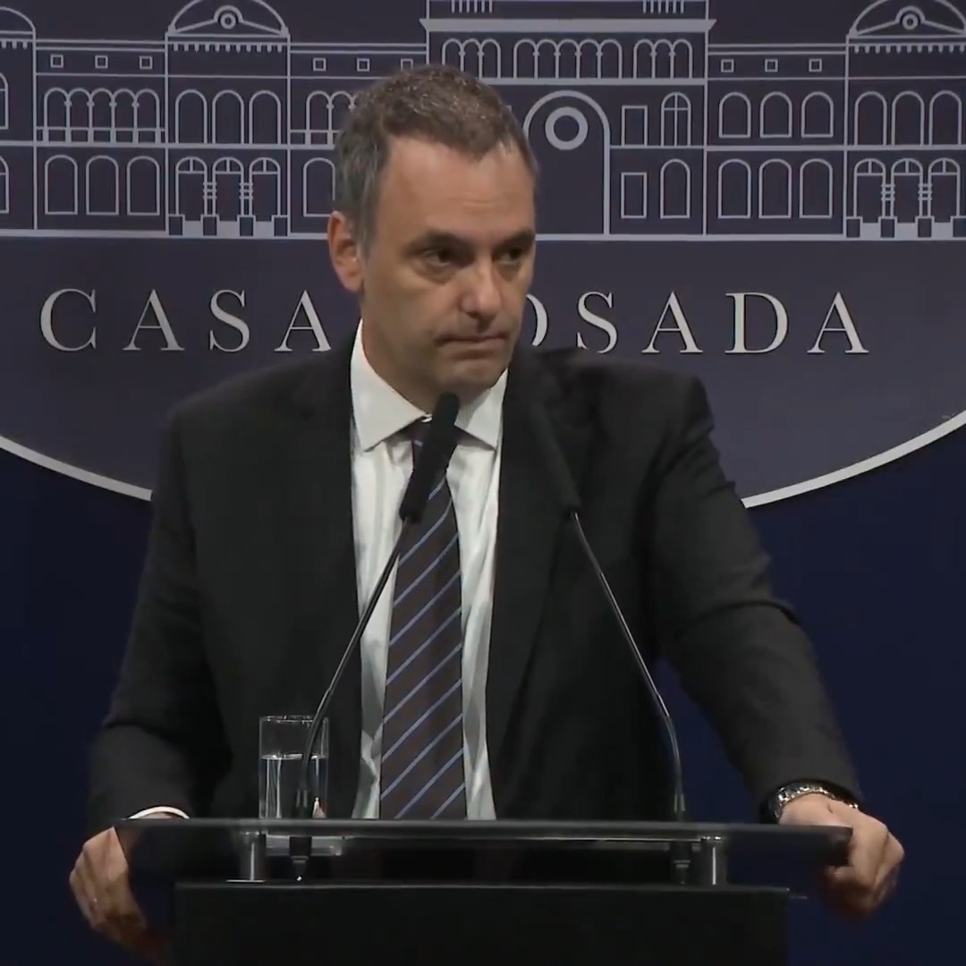 "Dictadura": Por este momento durante la conferencia de prensa de Manuel Adorni