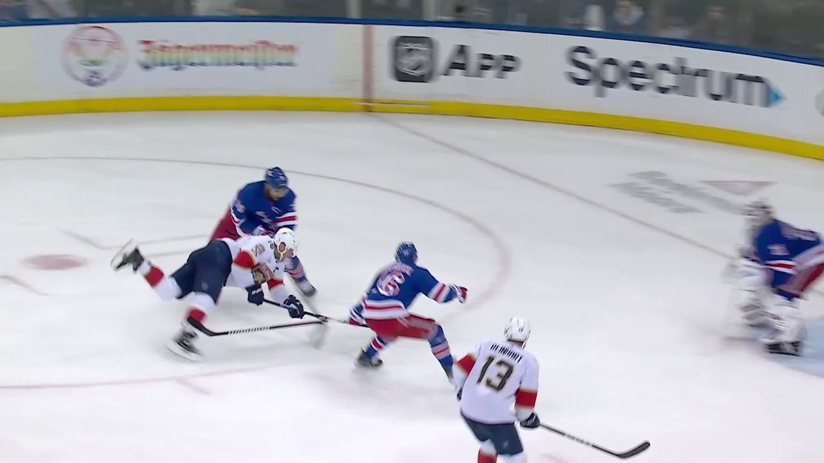 WHAT AN UNBELIEVABLE PASS FROM ALEKSANDER BARKOV! ๐ฑ Is it the pass of the year?