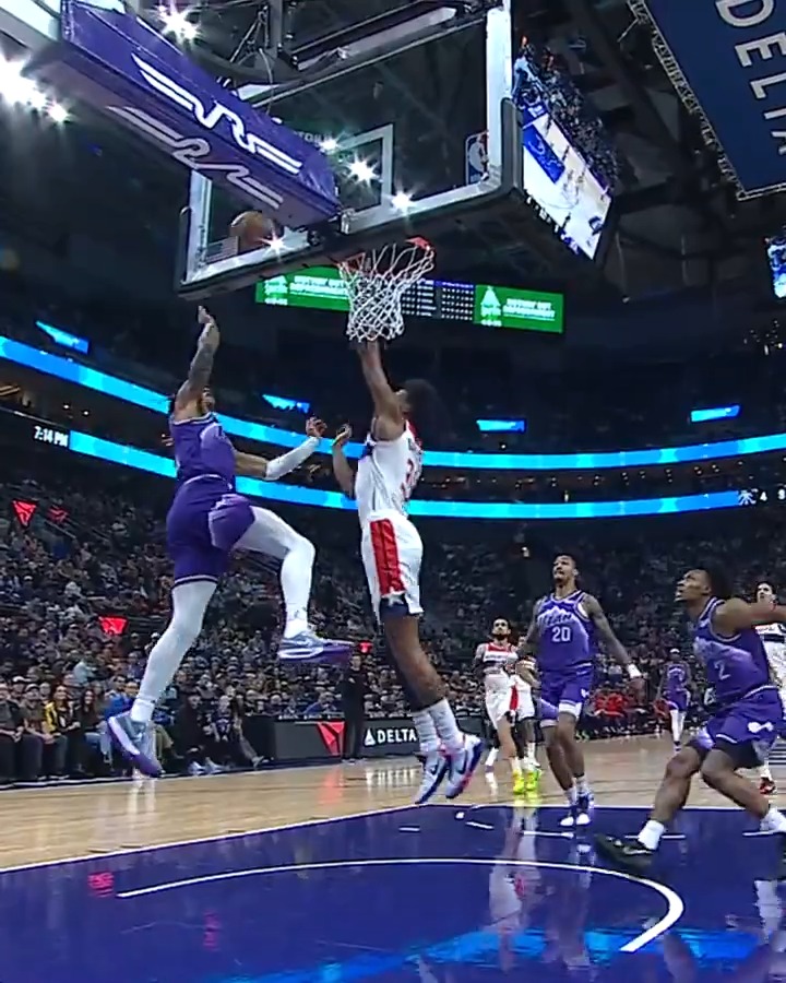 Collin Sexton dishes it to Keyonte George then back to Sexton for the SLAM 😱