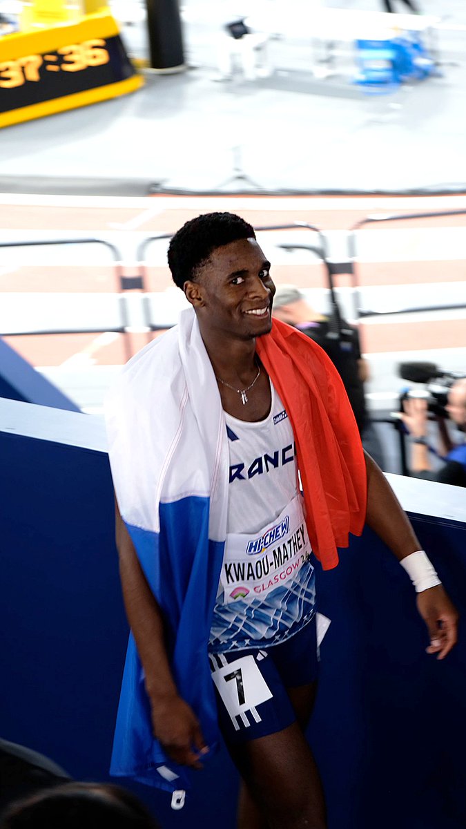 😍 Quand il te regarde comme ça… 🤣 🥉 Just Kwaou-Mathey, médaillé de bronze du 60 m haies, champion du monde de l’humour ! 🥇 #WorldIndoorChamps @7jmathey 🎥 FFAthlétisme