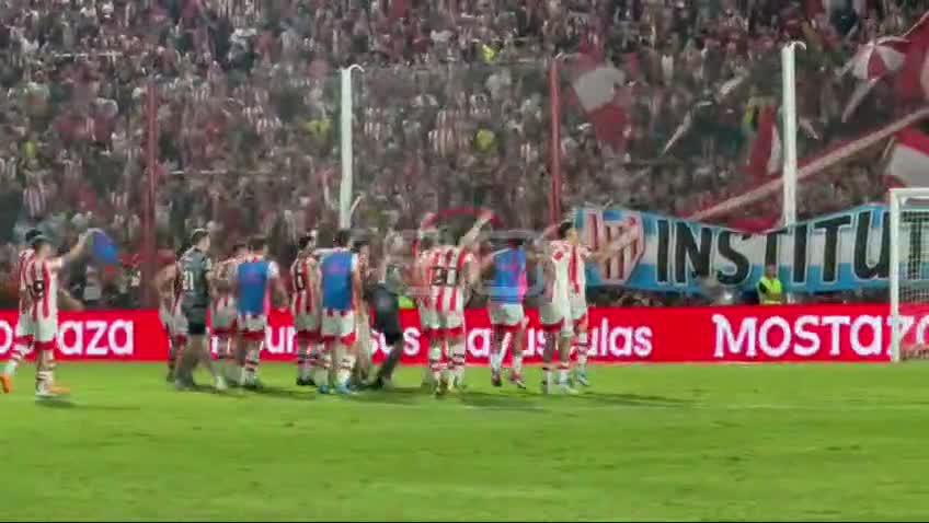 ¡𝘾𝙊𝙉 𝙐𝙎𝙏𝙀𝘿𝙀𝙎, 𝙇𝘼 𝙃𝙄𝙉𝘾𝙃𝘼𝘿𝘼 𝘿𝙀 𝙄𝙉𝙎𝙏𝙄𝙏𝙐𝙏𝙊! 🗣️🤯👏🏻 El equipo de Diego Dabove está puntero en la zona "A" y la cancha explota con este temon. #Instituto busca clasificar a la siguiente fase y su hinchada lo sabe.