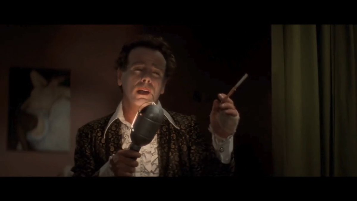 🎶 In Dreams 🎶 Dean Stockwell (born on this day in 1936) in David Lynch’s BLUE VELVET (1986) 💙🎙