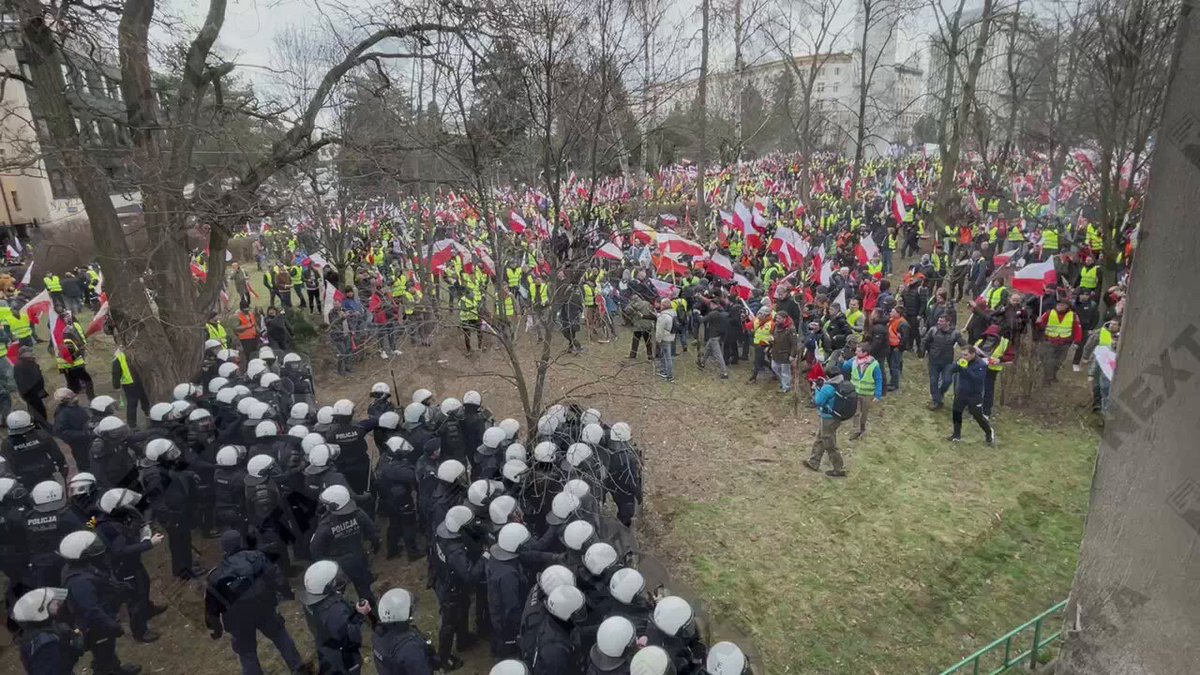 ❗️ Clashes between protesting Polish #farmers and police continue in front of the #Sejm building in #Warsaw, #Poland. Several people are reported to be detained.