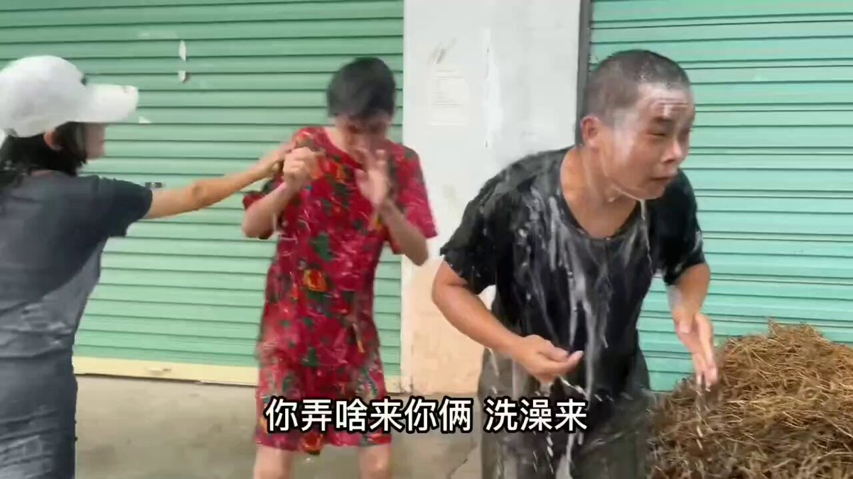 黒髪美女を 雨の中でシャンプー①
