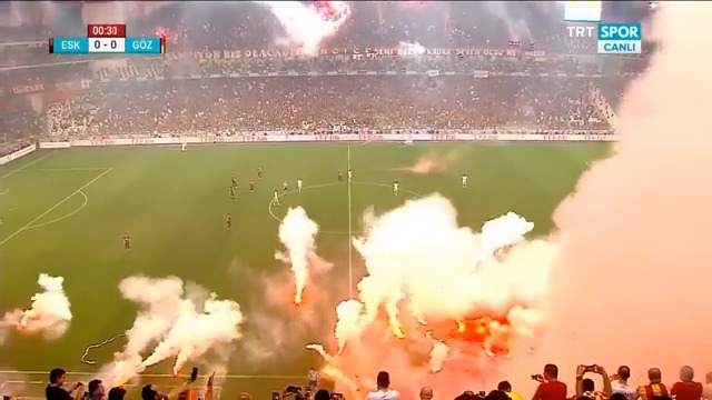 🔥 İftarda başlayıp sahurda biten efsane maç. 🥲 Ramazan’a tam beş gün kaldı. Türkiye’de Ramazan ayı deyince son yıllarda futbolseverlerin aklına gelen ilk şeylerden biri; iftarda başlayıp sahurda biten efsane Eskişehirspor - Göztepe maçı... 📺 TRT Spor 🍿 İyi seyirler…