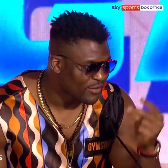 That click of the fingers from Francis Ngannou to Tyson Fury in the front row 🥶