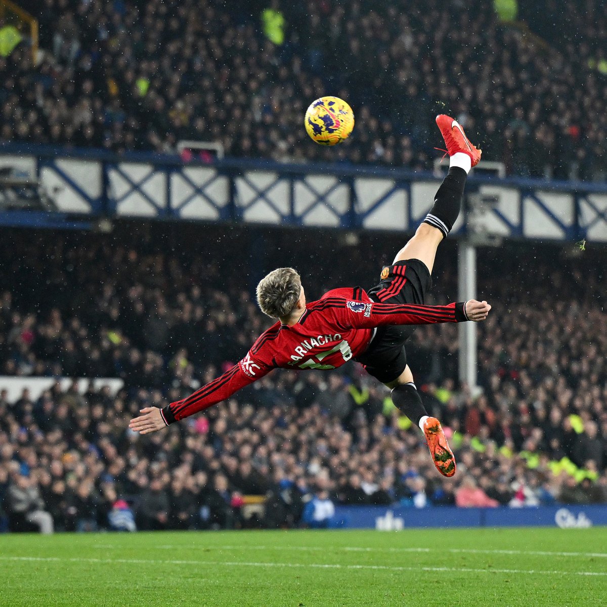 Garna won't need reminding what happened when we last faced Everton! ๐
โ๏ธ #MUFC || #PL