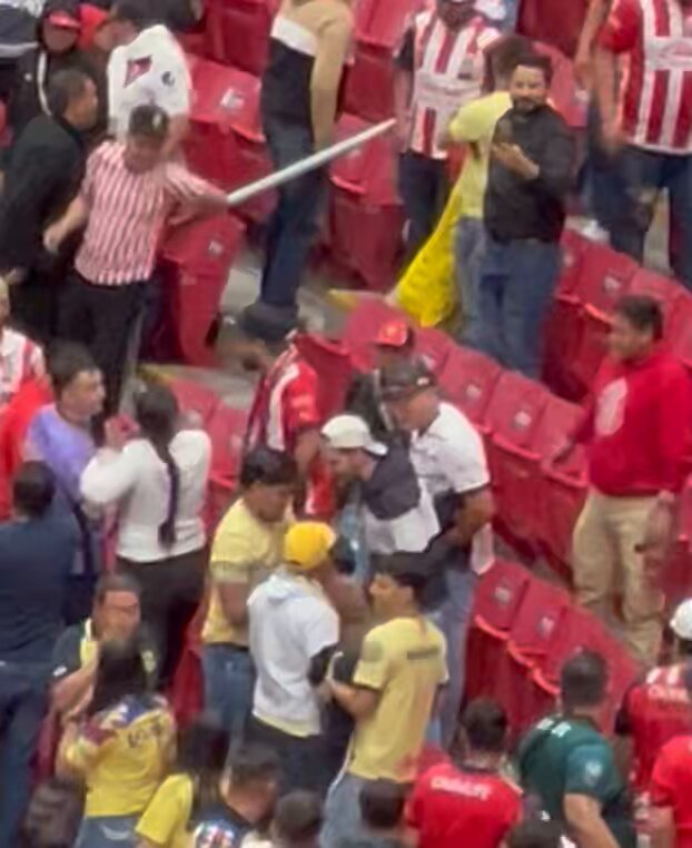 Estos tipos no pueden volver a pisar un estadio de futbol en México. CHIVAS tiene que identificarlos. Otra vez la violencia presente en nuestro futbol.